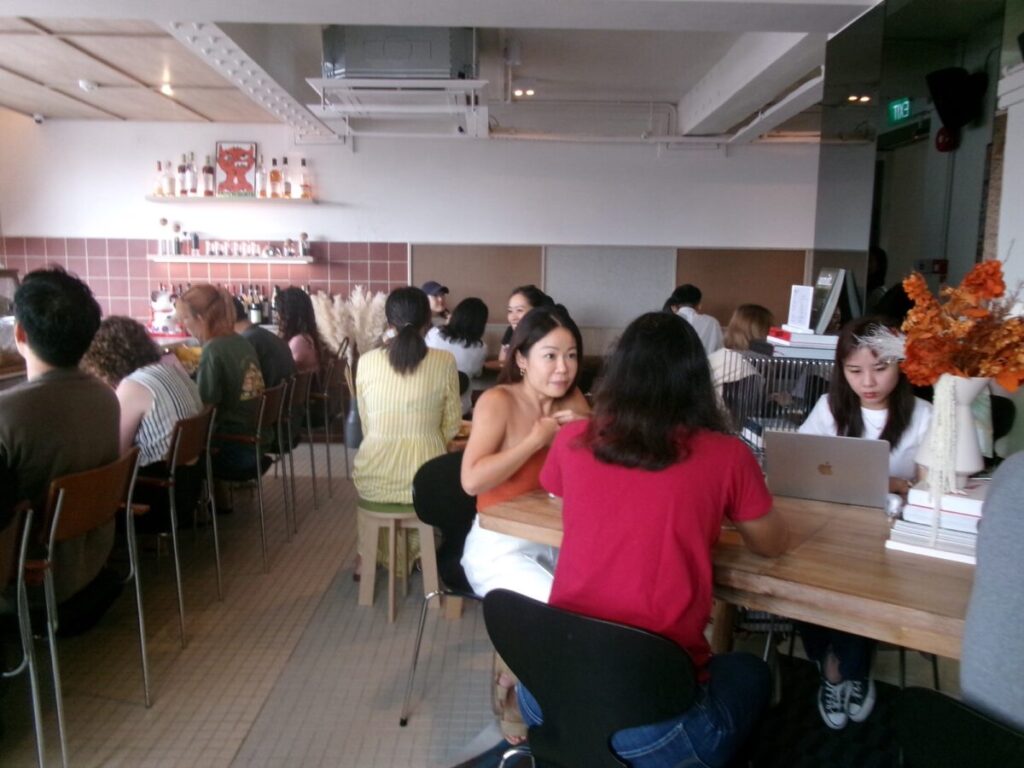 POUT Rooftop Cafeの大賑わいの店内