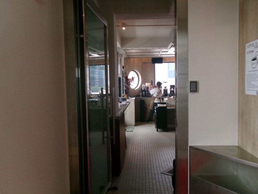 POUT Rooftop Cafeの店内