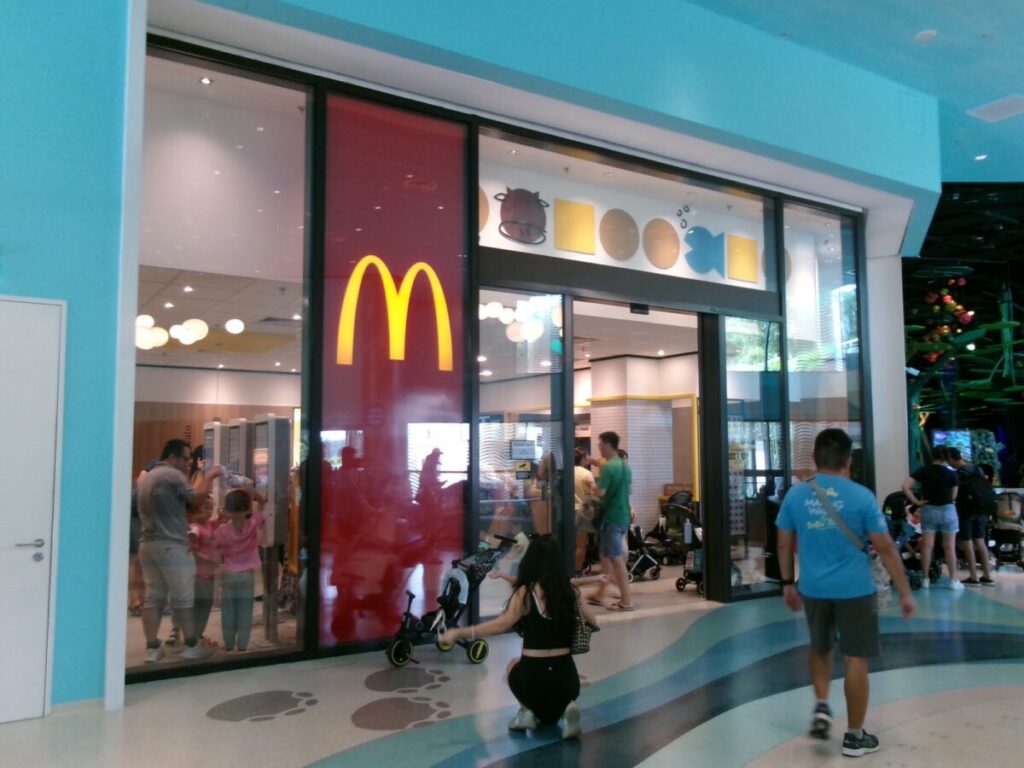 curiosity coveの入り口付近にあるマック