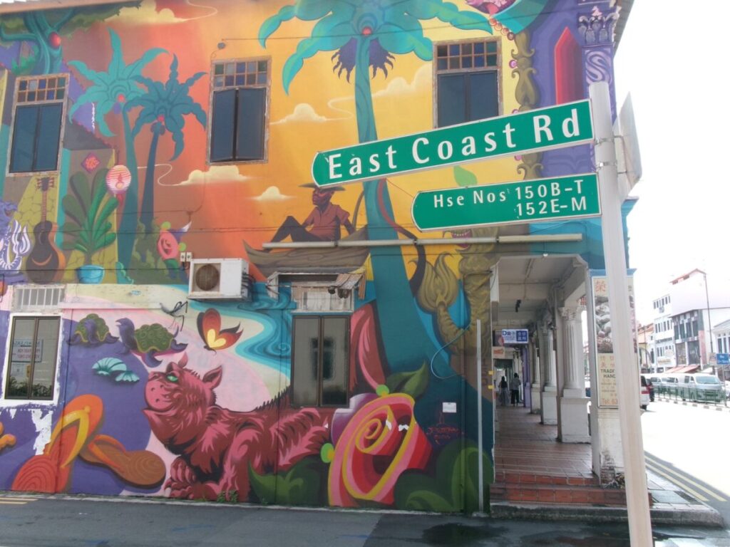 イーストコーストロードのカラフルな壁画