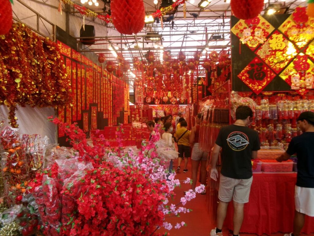 チャイナタウンの赤い装飾が華やかなエリア