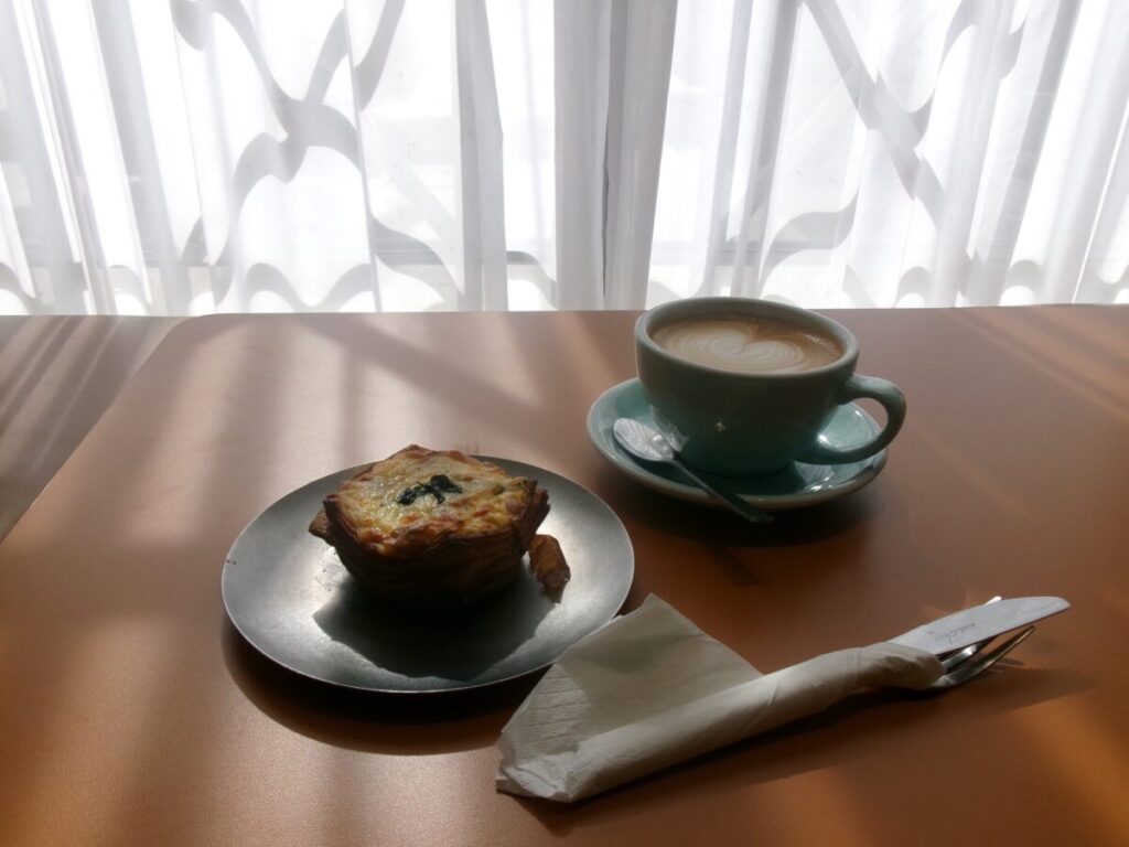 bakery breraのキッシュとラテ