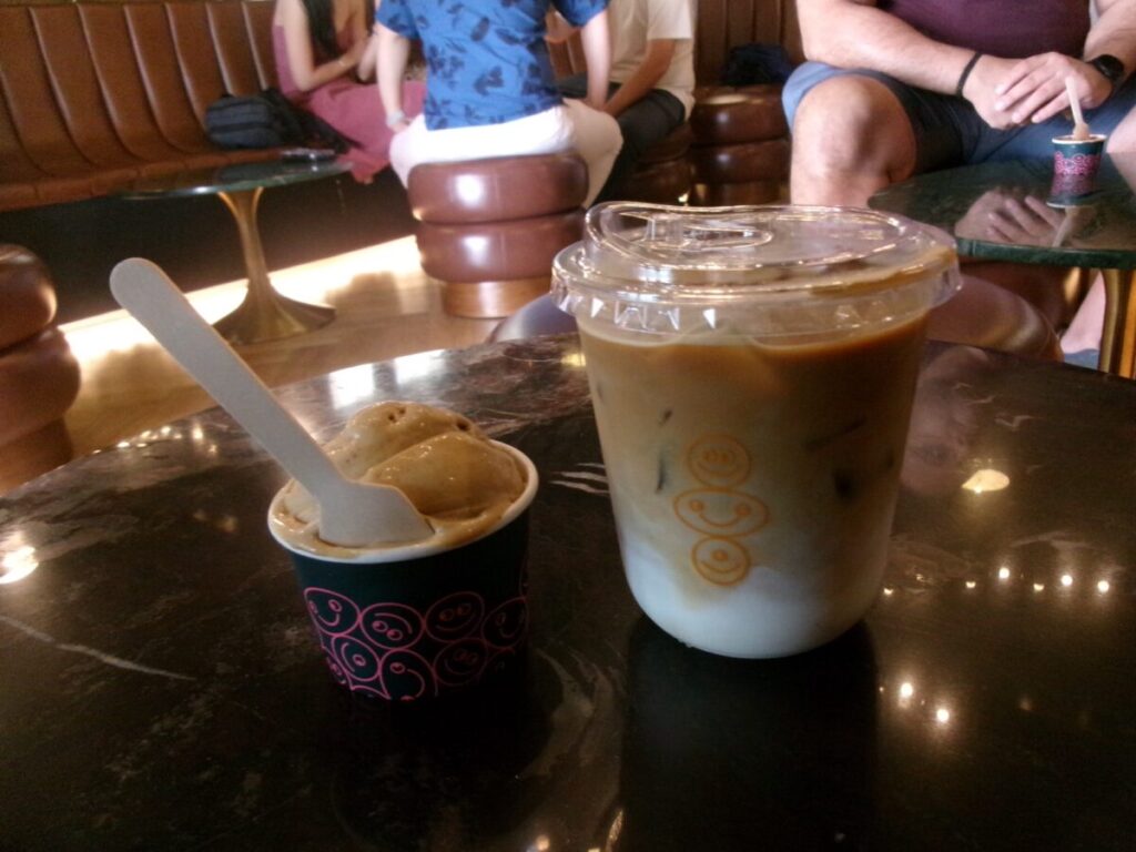 Mondoのジェラートとカフェラテ