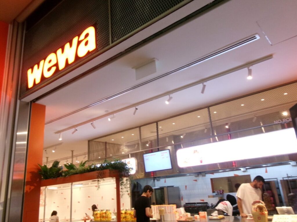 wewaの看板とお店の雰囲気