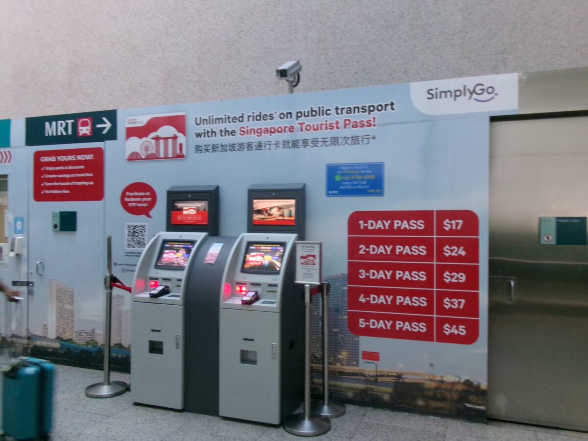 チャンギ空港の駅のツーリストパスについての案内