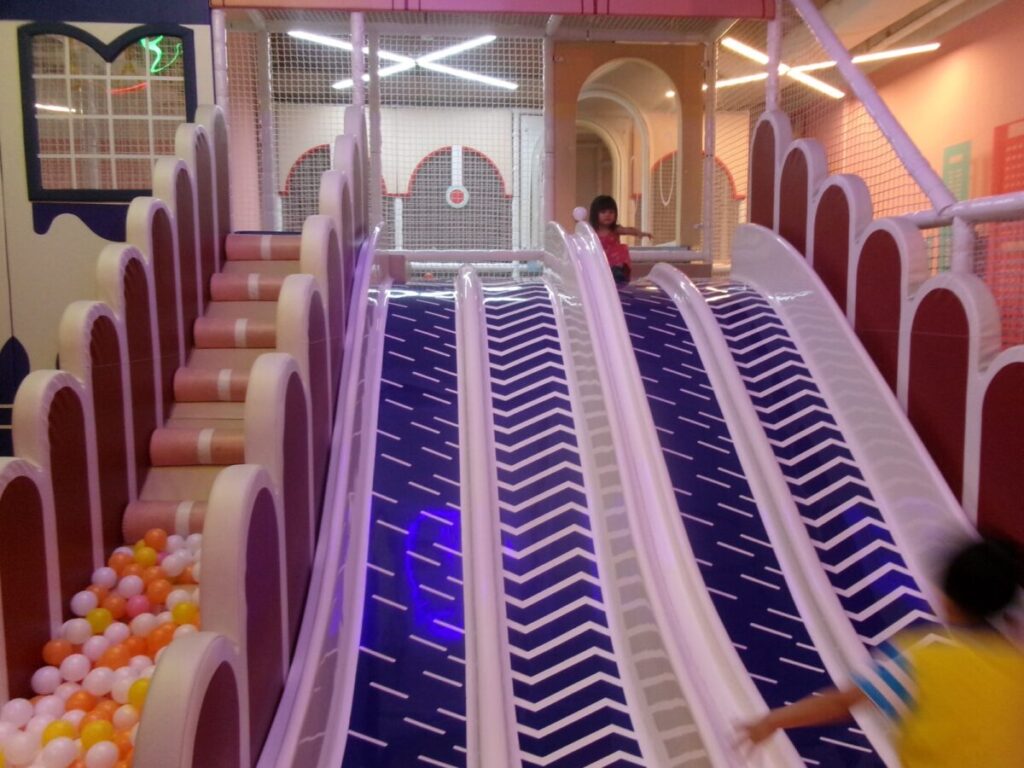 VroomTown Driving Cityの滑り台やボールプールエリア