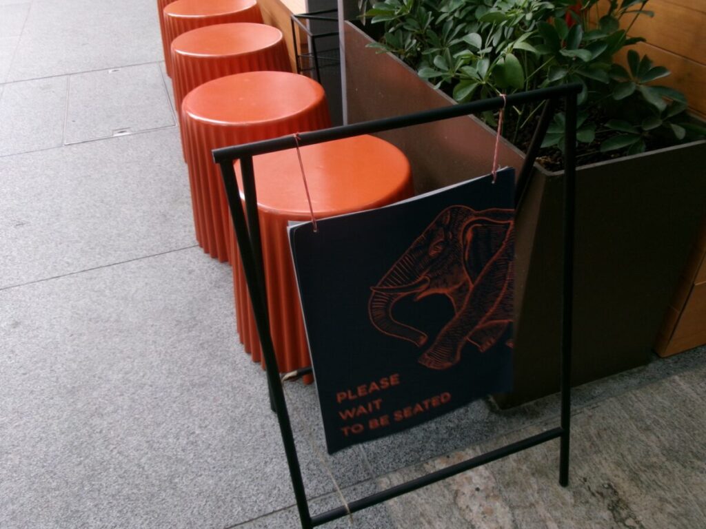 Elephant Groundsのお店の看板
