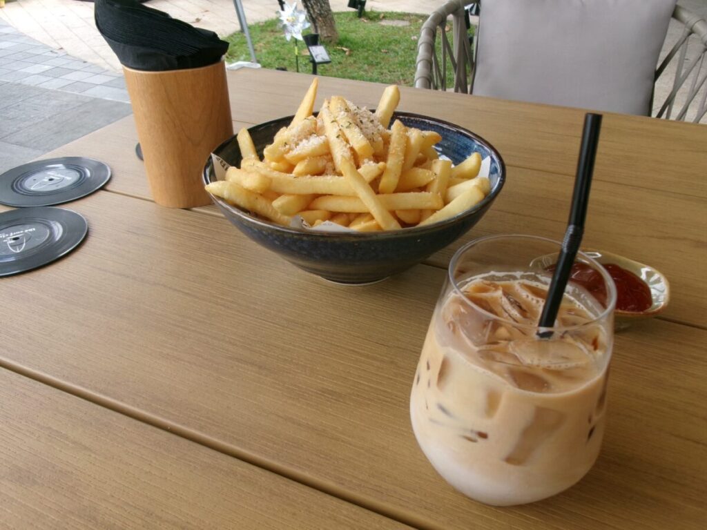 The Surf Club by Tin Boxのポテトとカフェラテ