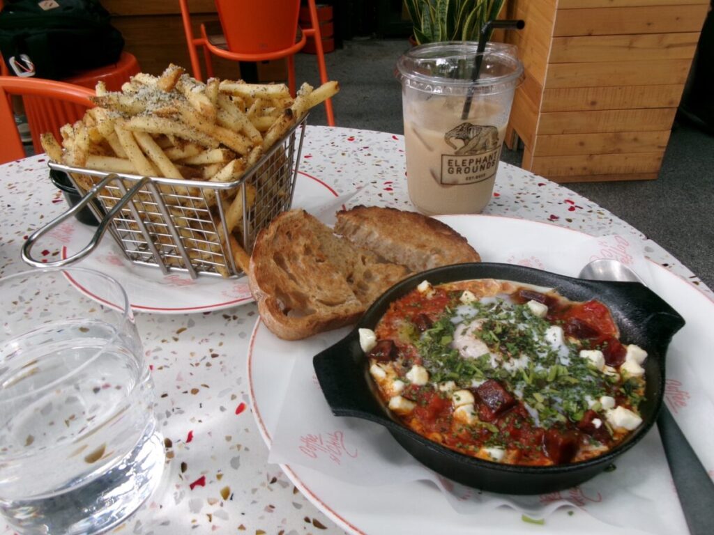 Elephant Groundの食事とカフェラテ
