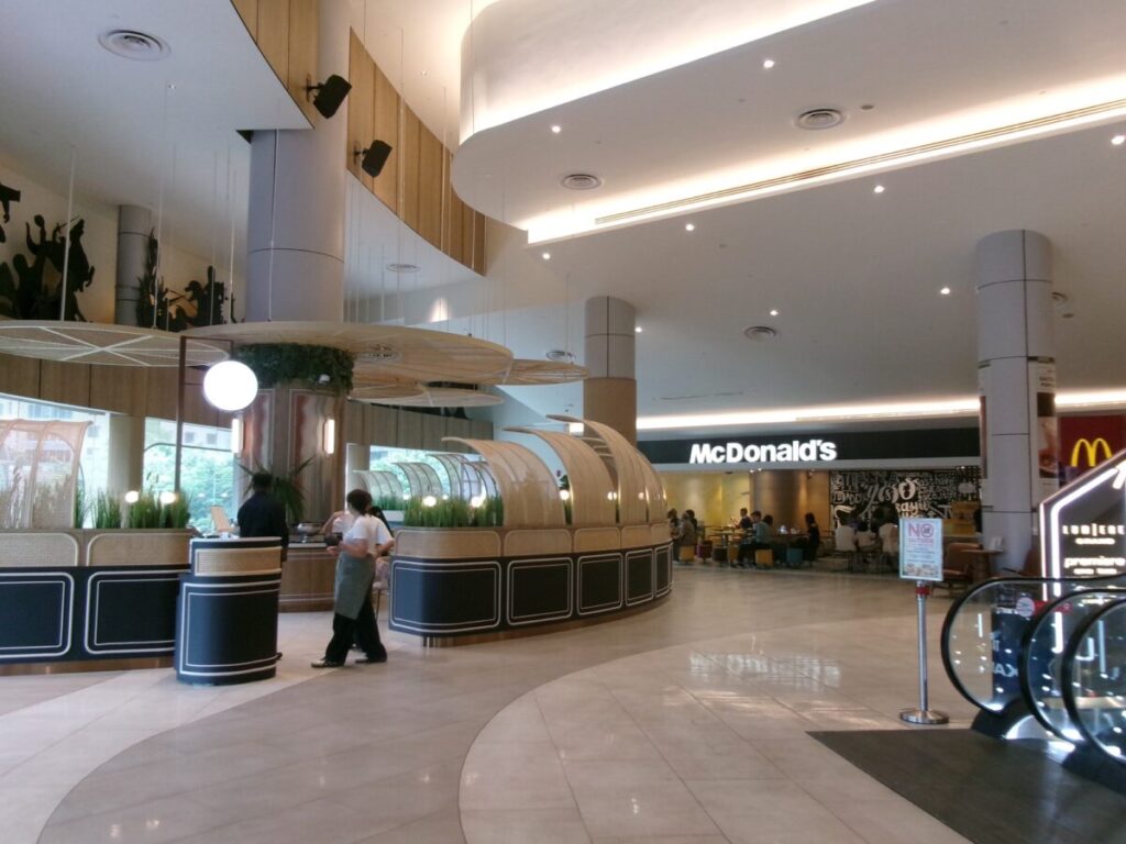 Shaw Centreの映画館横のカフェ