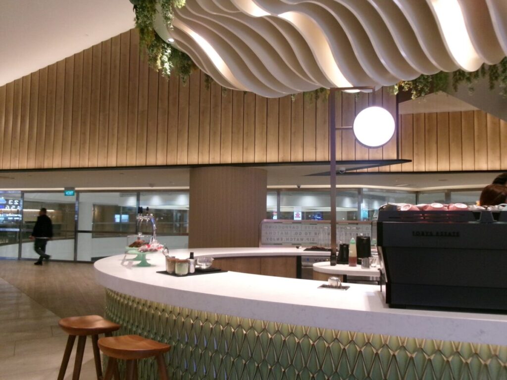 Shaw Centreの映画館横のカフェ
