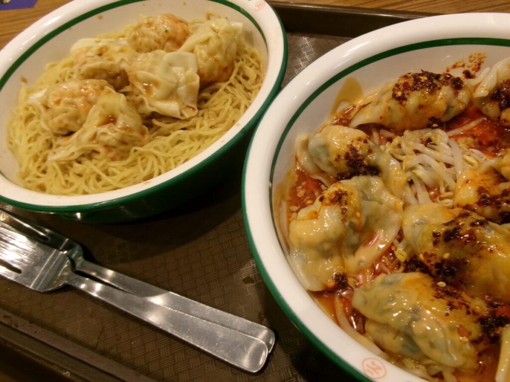 Yuen Kee Dumplingのワンタンヌードルと餃子