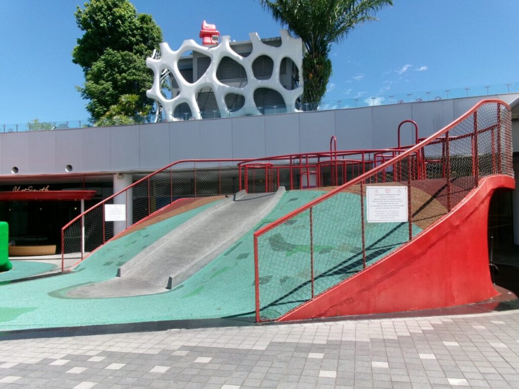 ビボシティの2階の屋外プレグラ