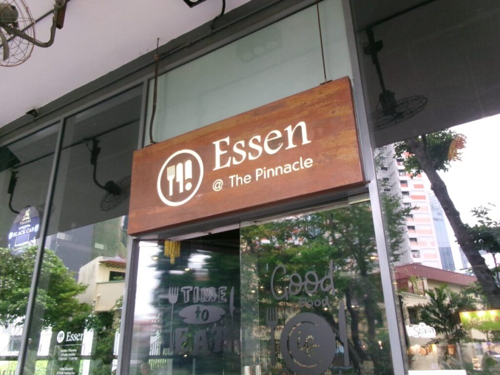 高級HDBピナクルにあるEssenというフードコート