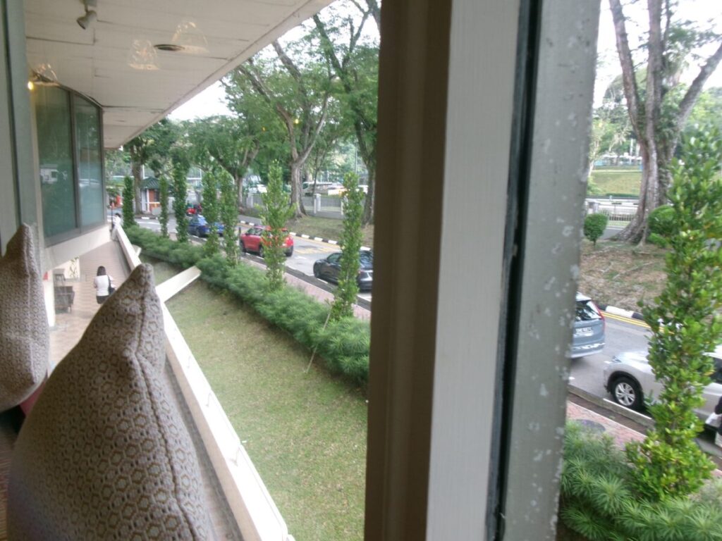 neighbourlyの窓から見える静かな景色