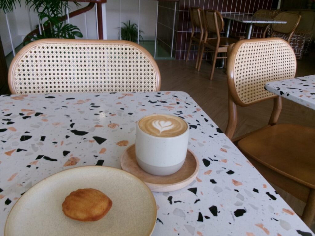 neighbourlyのカフェラテとマドレーヌ
