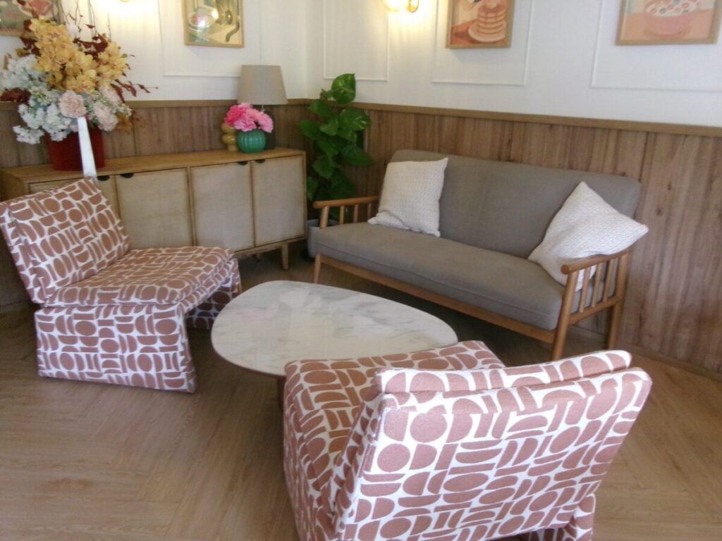 neighbourlyの2階のソファ席