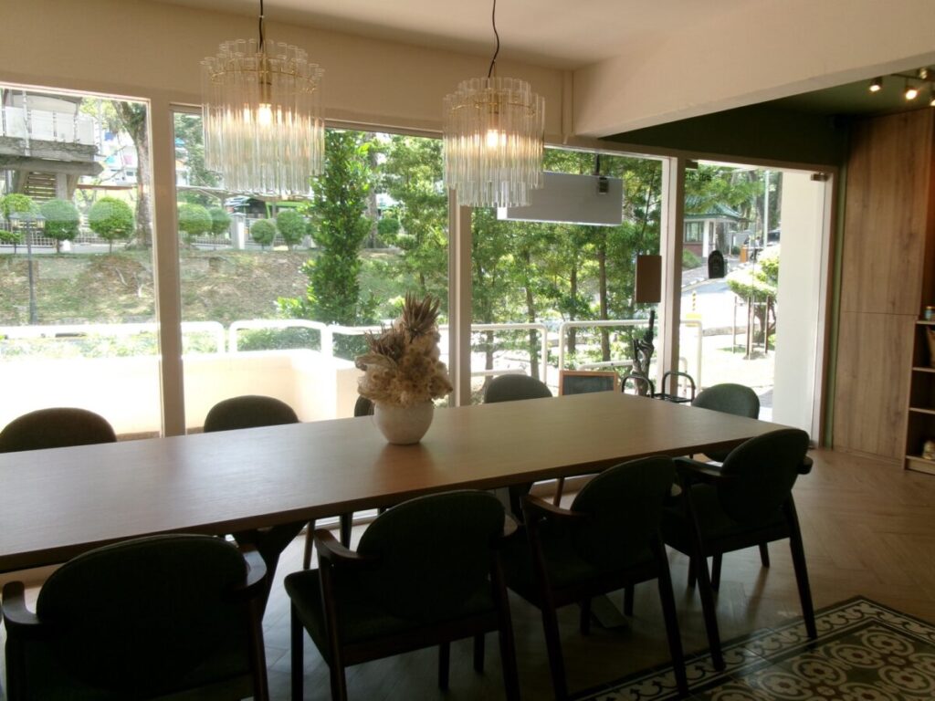 neighbourlyの1階の大きなテーブル