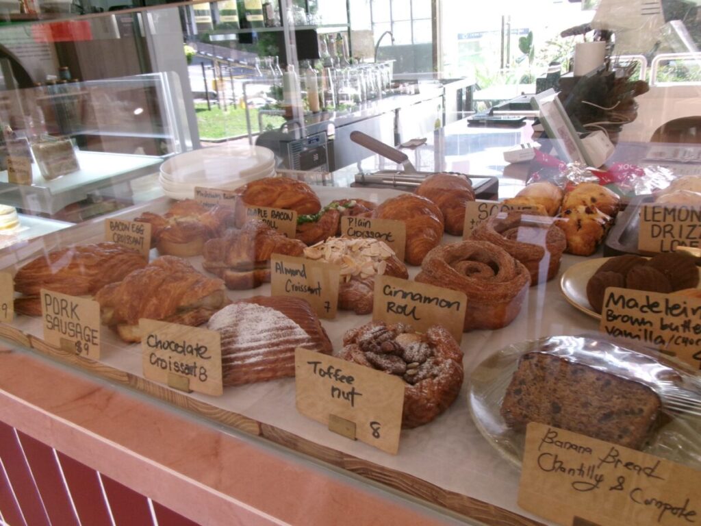 neighbourlyのカウンターに並ぶパンたち