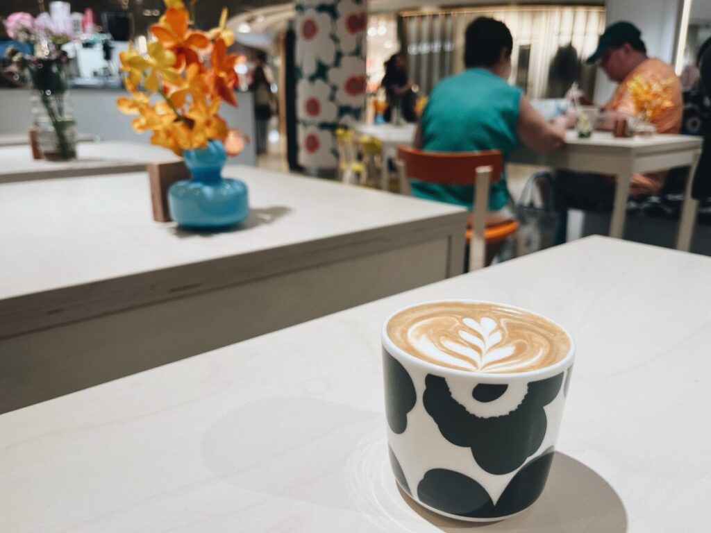 marimekko cafeのマリメッコのマグで飲めるラテ