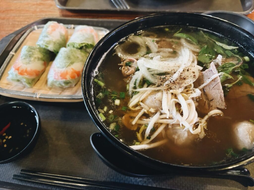 Essenのベトナム料理屋さんで注文したフォーと生春巻き