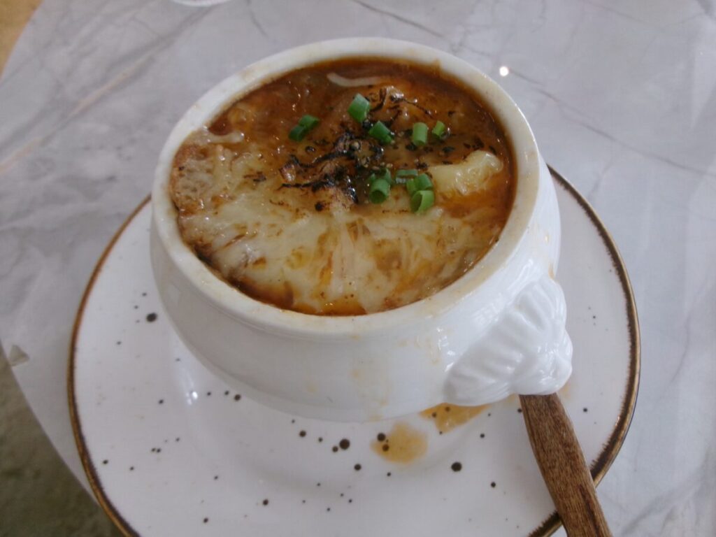 "Chez Suzette"の前菜のオニオングラタンスープ