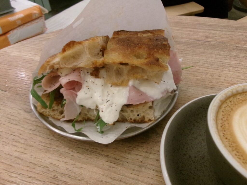 Baker's bench bakeryのフォカッチャサンド