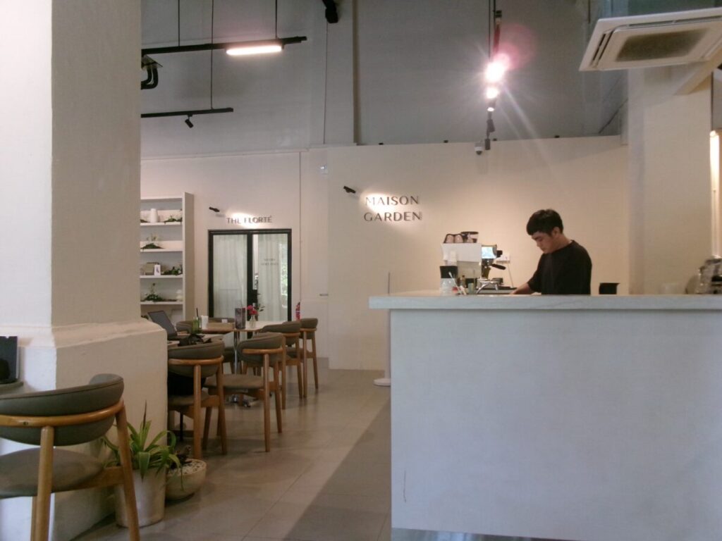 Maison Gardenのシンプルな店内