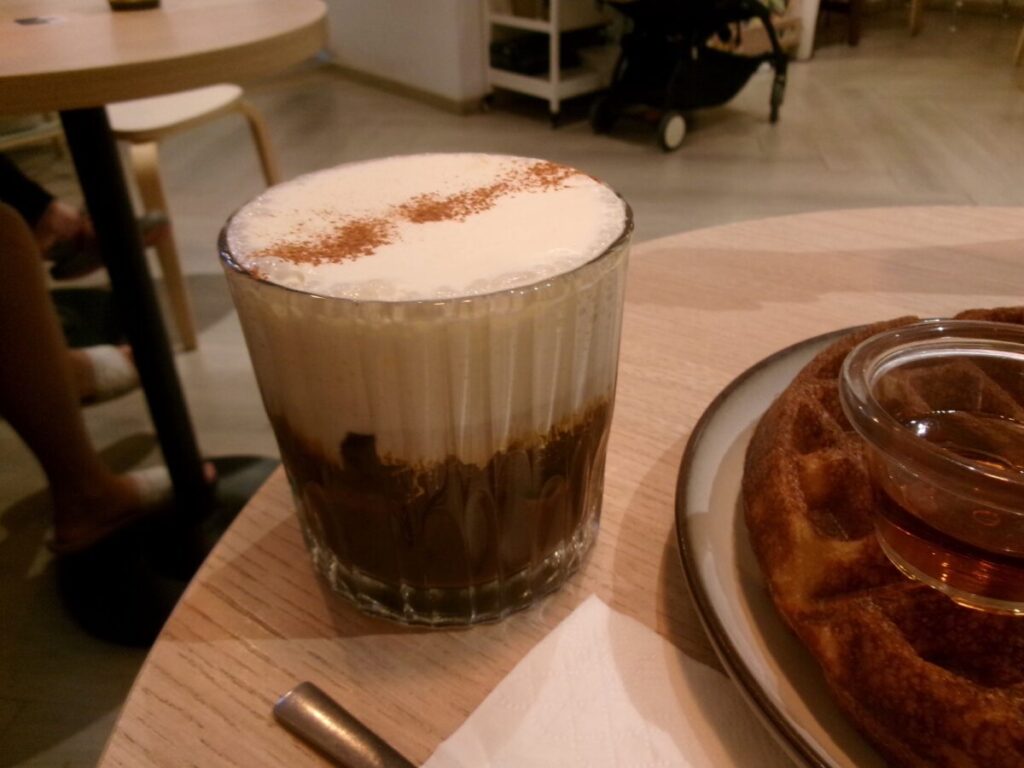 OLLA Specialty Coffee (Clementi)のドリンクとワッフル