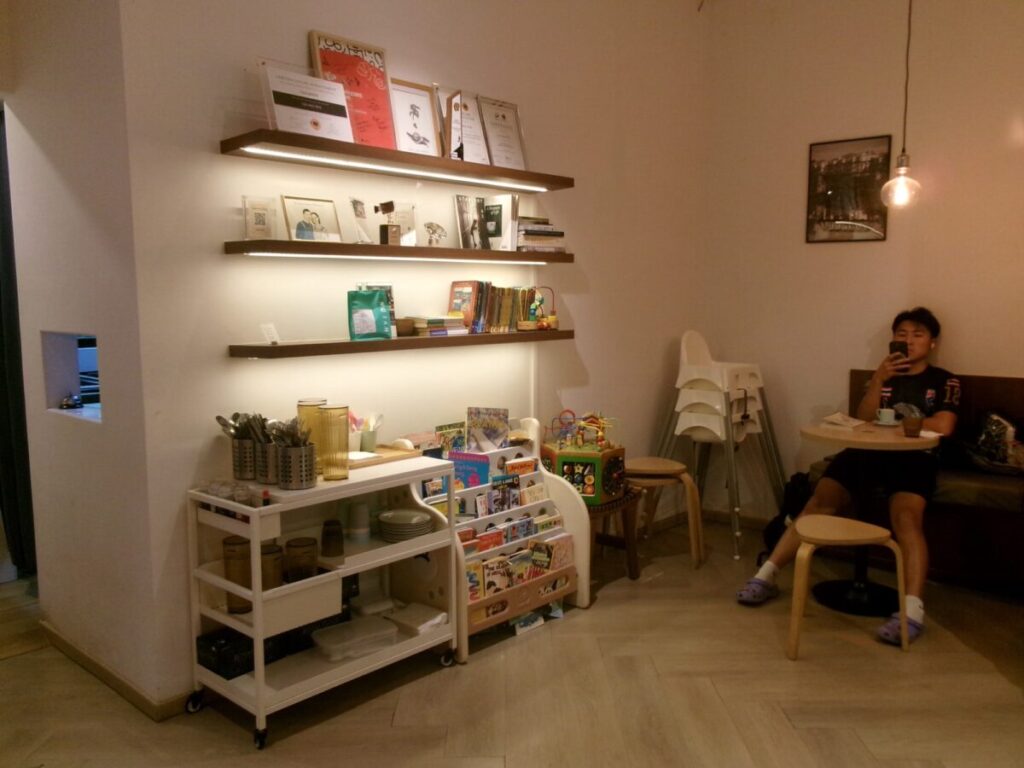 OLLA Specialty Coffee (Clementi)の店内とおもちゃスペース