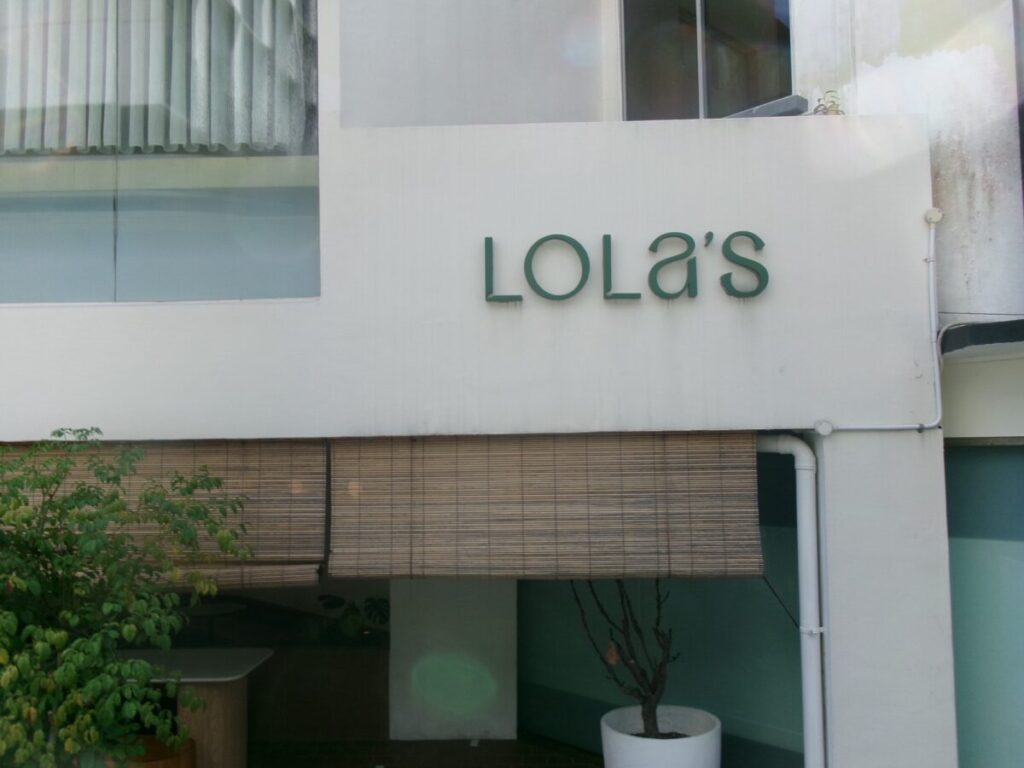 ホーランドビレッジにあるLola'sの外観
