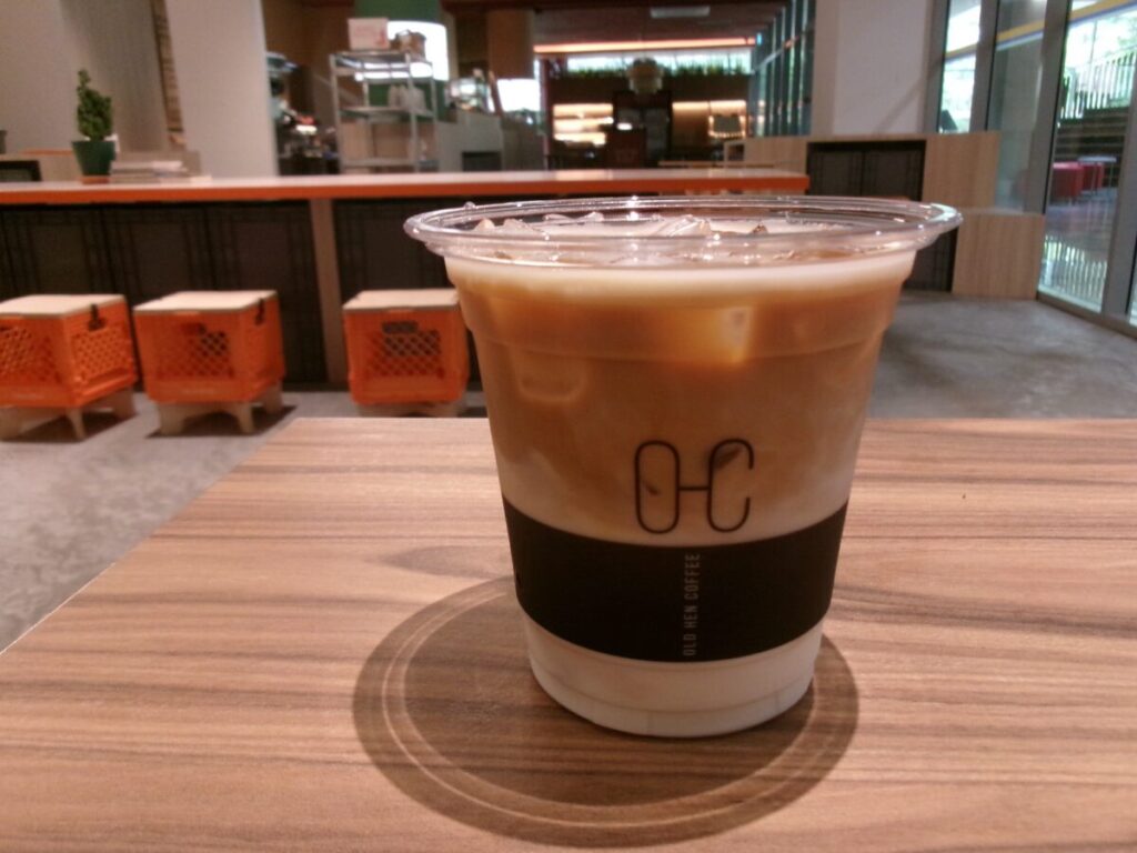 PÖONSTI / Old Hen Coffeeのアイスラテ