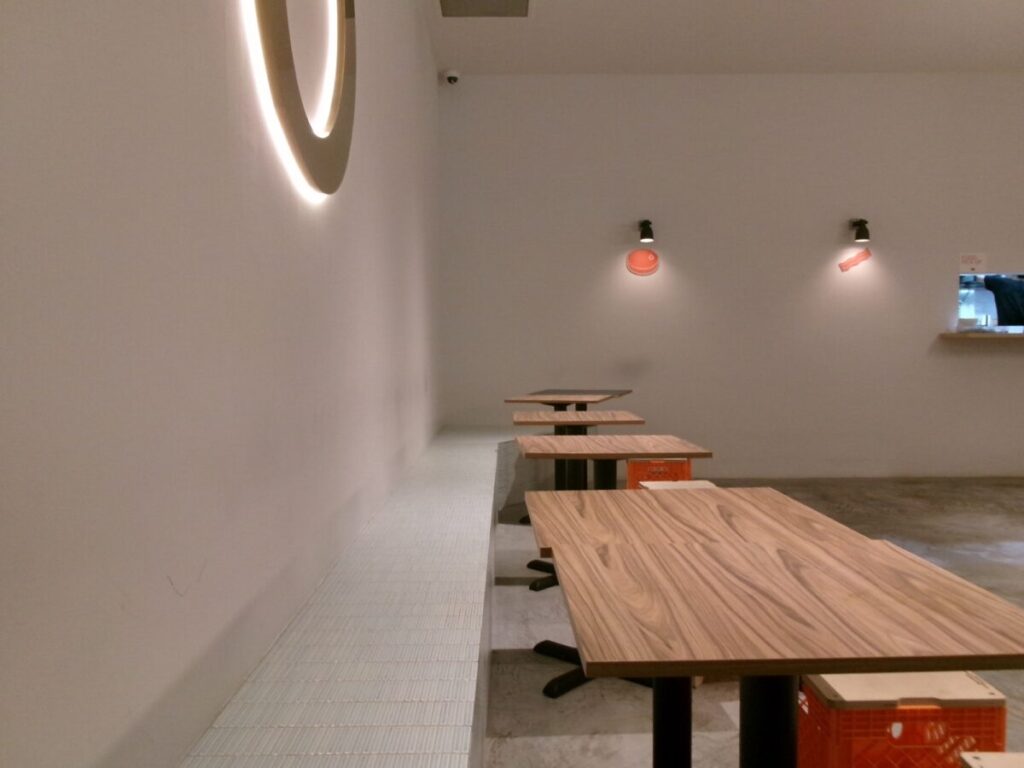 PÖONSTI / Old Hen Coffeeの店内