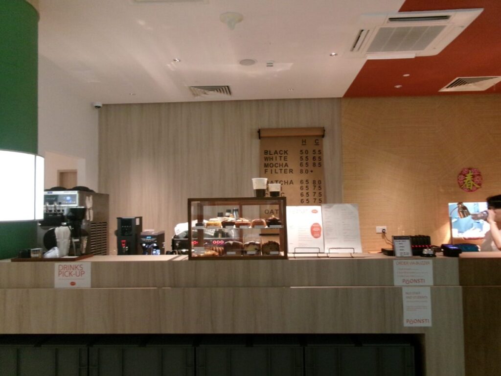 PÖONSTI / Old Hen Coffeeのカウンター