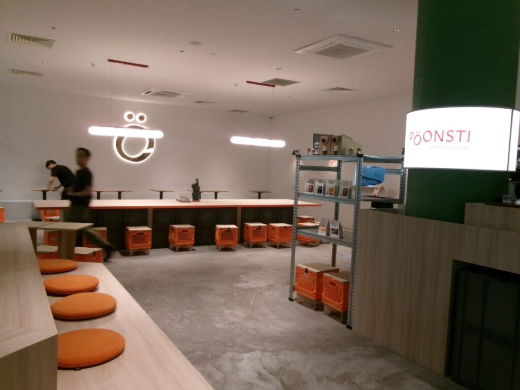 PÖONSTI / Old Hen Coffeeの店内
