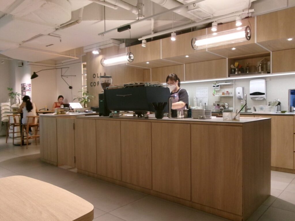 OLLA Coffee (The Woodleigh Mall)の落ち着いた店内