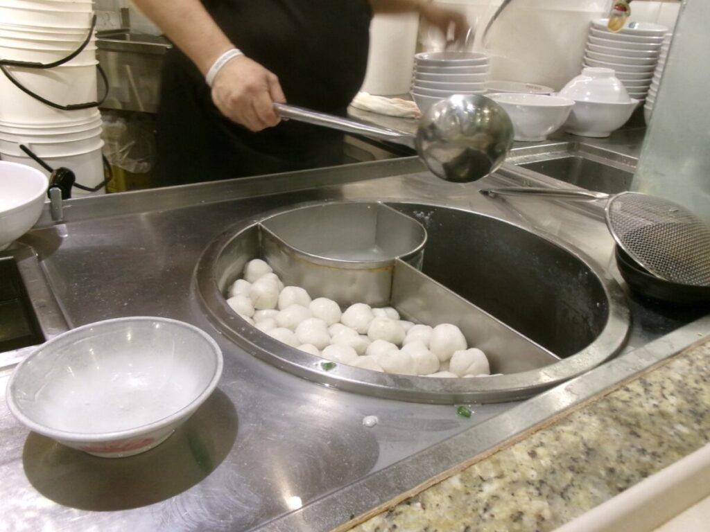 LiXin Teochew Fishball Noodlesのフィッシュボールを茹でる鍋