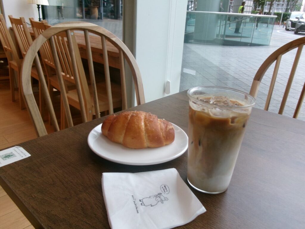 noci bakehouseの塩パンとラテ