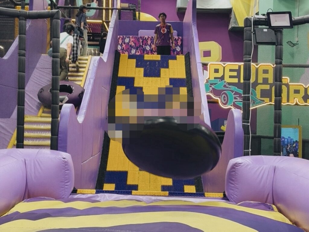 Superparkのドーナツに乗って滑る遊具