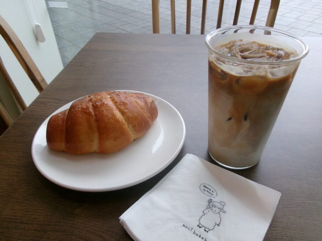 noci bakehouseの塩パンとアイスラテ