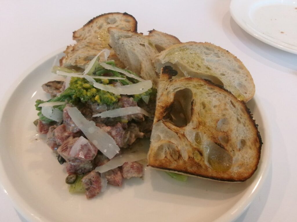 noci basta barの牛肉のタルタル