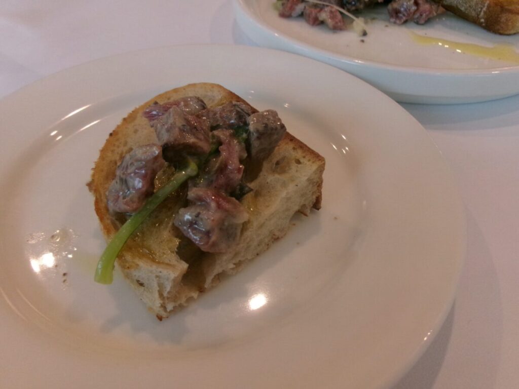 noci pasta barのタルタルとパン