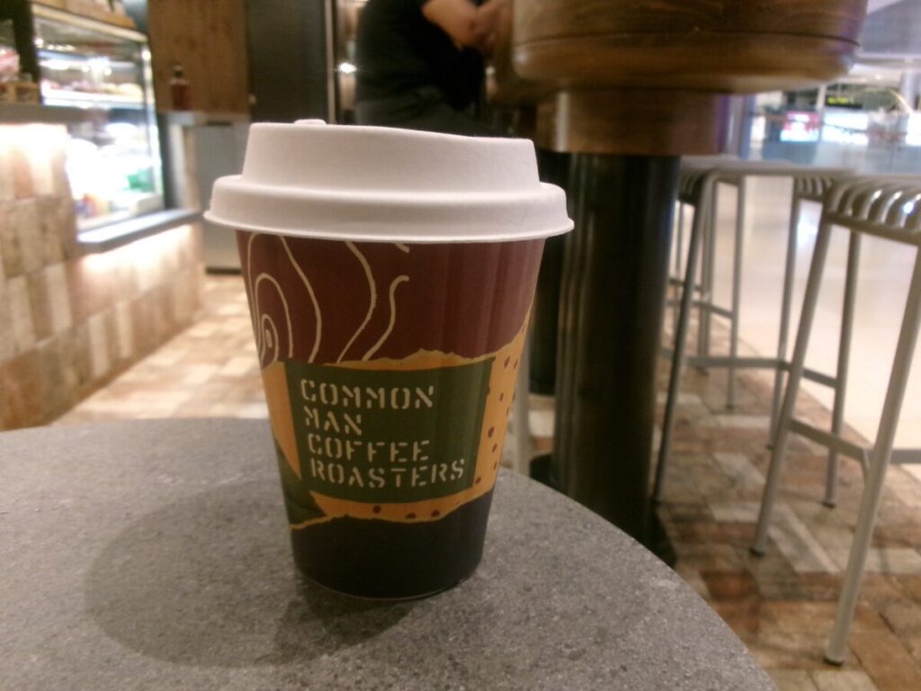 ION OrchardのCommon Man Coffee Roastersのラテ。