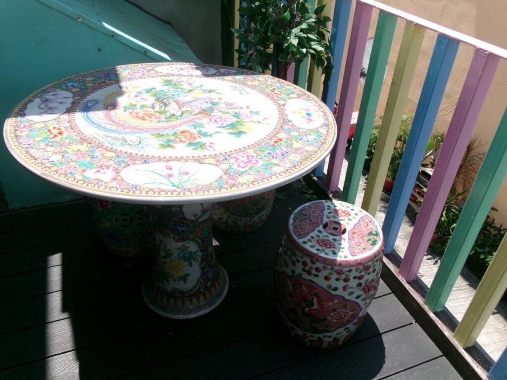 Peranakan Mansion Museumの外のテーブル