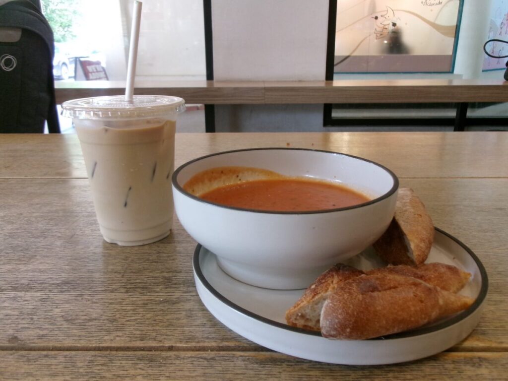 "本日のスープ"とアイスラテ