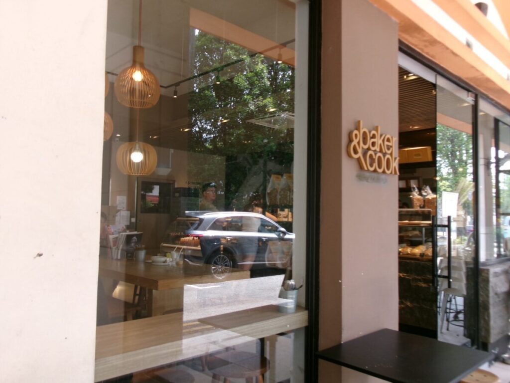 Baker & Cook @ Sunset Wayの外観