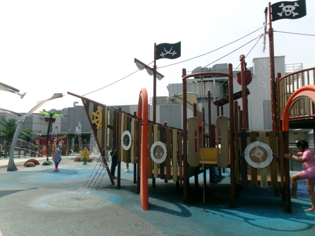 Kidzplay @NEXの水遊び場の船を模した遊具