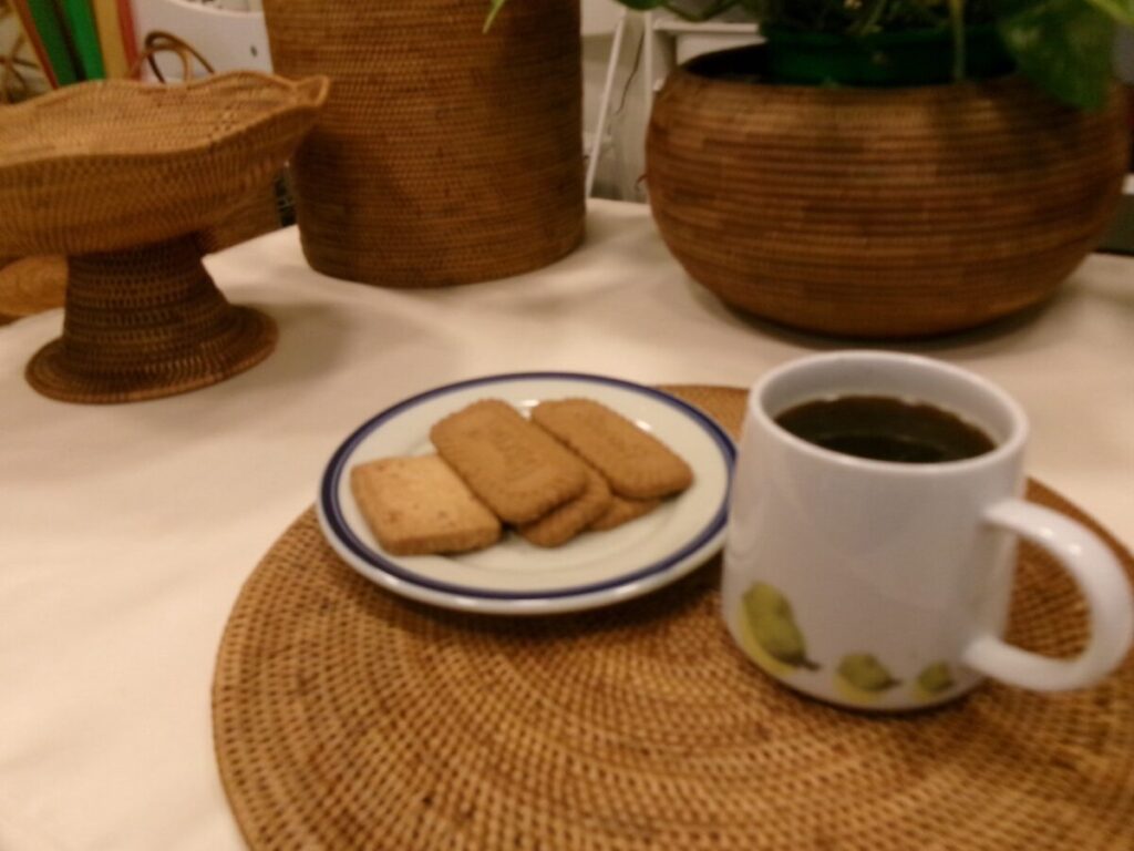 Atah Basketで出してくれたビスケットとコーヒー