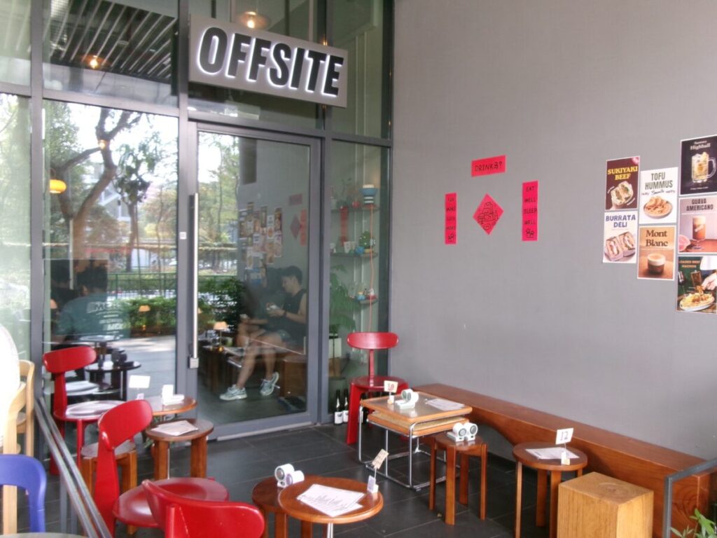 ビューティーワールド駅にあるカフェ"Off Site"の外観