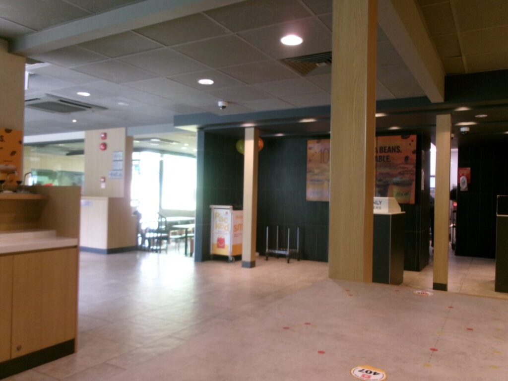 日本庭園のあるマックの内装